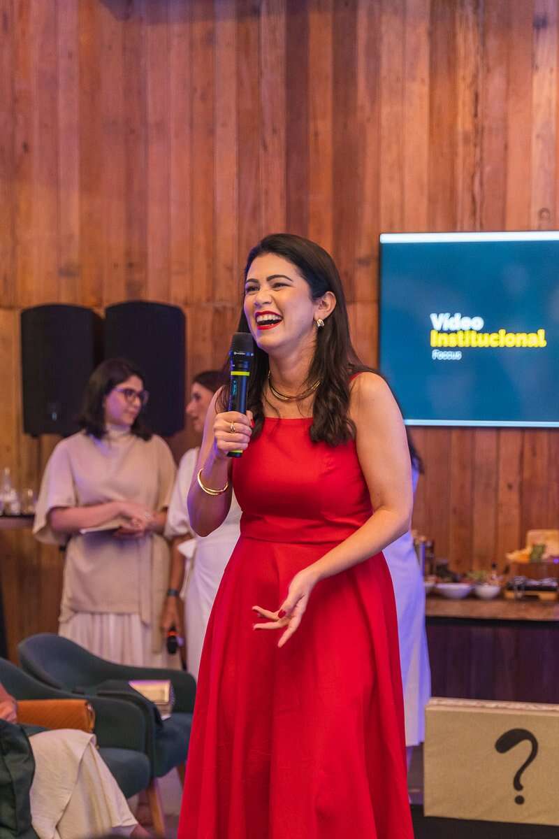 Aline Alencar palestrando de vermelho